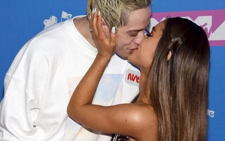 Ariana Grande 'khóa môi' Pete Davidson trên thảm đỏ MTV Video Music Awards 2018