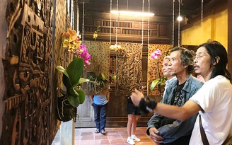 Sắp đặt hoa lan trong nhà cổ Hội An