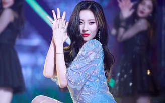 Ca sĩ Sunmi cùng nhóm Seventeen biểu diễn tại TP.HCM