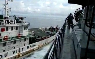 Tàu Indonesia lôi kéo làm hư tàu cá, bắt giữ 12 ngư dân Việt Nam
