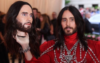 'Jorker' Jared Leto gây tranh cãi khi ôm đầu giả lên thảm đỏ Met Gala