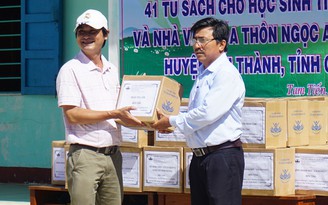 Trao 41 tủ sách cho học sinh Quảng Nam