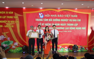 Trung tâm bồi dưỡng nghiệp vụ báo chí đón nhận Huân chương Lao động hạng nhì
