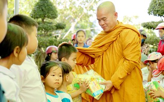 Trao quà trung thu cho trẻ em nghèo