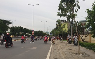 Ngang nhiên chạy ngược chiều trên đại lộ Võ Văn Kiệt