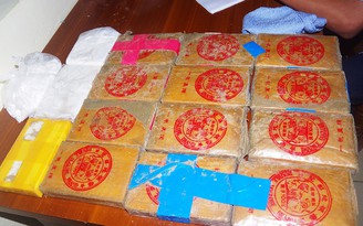 25 bánh heroin có chữ Trung Quốc trôi dạt vào bờ biển Quảng Nam