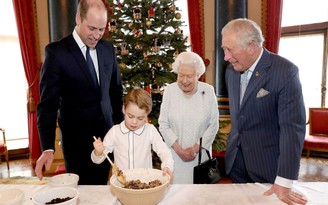 Hoàng gia Anh tự tay làm bánh Giáng sinh
