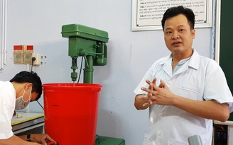Tiến sĩ trẻ sản xuất nước rửa tay sát khuẩn miễn phí