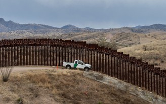 Dùng ngân sách quốc phòng xây tường biên giới Mỹ - Mexico