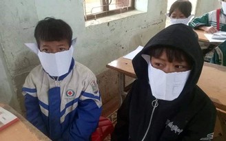 Sao lại phê bình giáo viên đăng ảnh học sinh đeo khẩu trang giấy ?