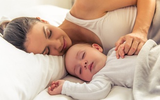Mẹ ngủ chung với trẻ mới sinh: Lợi và hại thế nào?