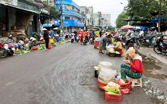 Từ đơn thư bạn đọc: Chiếm đường họp chợ tràn lan