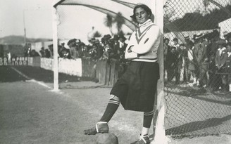 Ly kỳ bóng đá thế giới: Nữ thủ thành trứ danh trong đội bóng nam