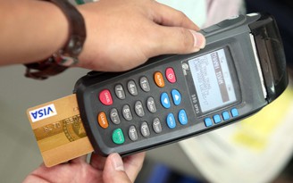 Visa, MasterCard “ăn dày” phí thẻ tại VN
