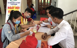Sinh viên tốt nghiệp khó tìm việc nên làm gì ?