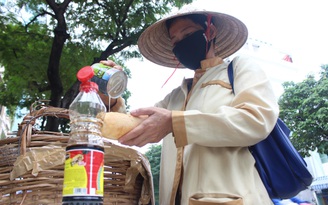 Sọt bánh mì Sài Gòn người 1 ổ miễn phí lại đầy sau biến cố người 'lấy đầy túi”