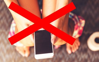 6 tác hại của việc vừa đi vệ sinh vừa sử dụng điện thoại di động