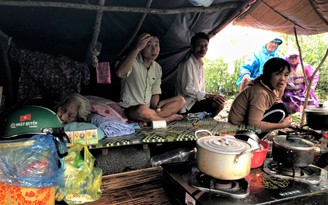 Hướng về miền Trung: Dựng lều lánh nạn