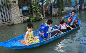 Ở thành phố mà phải chèo xuồng đến trường !