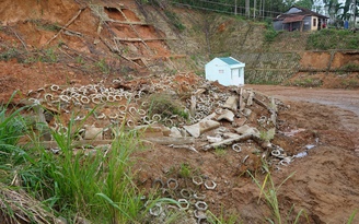 Hàng trăm hộ dân ở Quảng Ngãi bị cô lập do sạt lở núi
