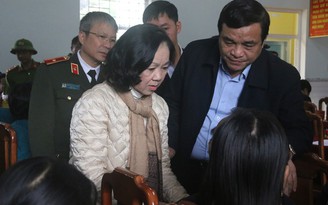 Trưởng ban Dân vận T.Ư Trương Thị Mai thăm, tặng quà người dân vùng sạt lở Trà Leng
