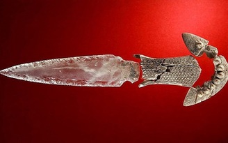 Vũ khí pha lê trong mộ cổ 5.000 năm