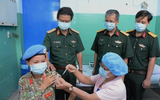 Tiêm vắc xin Covid-19 cho quân nhân đi làm nhiệm vụ gìn giữ hòa bình