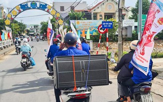 Áo xanh “cõng” loa tuyên truyền covid-19