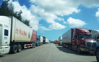 Hàng trăm container ùn tắc ở cửa khẩu Móng Cái