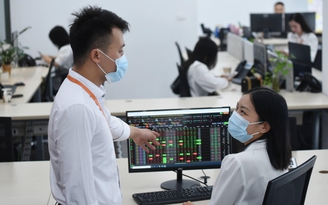 Chứng khoán bùng nổ, hút hàng tỉ USD
