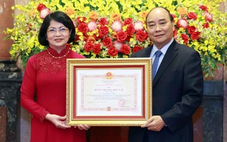 Nguyên Phó chủ tịch nước Đặng Thị Ngọc Thịnh nhận Huân chương Độc lập hạng nhất
