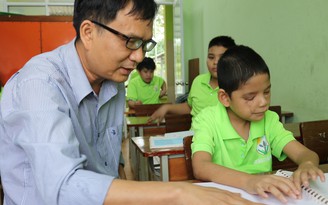 Thầy giáo mù nâng đỡ trẻ khiếm thị