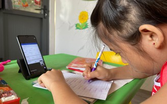 Học sinh tiểu học hồi hộp với bài kiểm tra trực tuyến