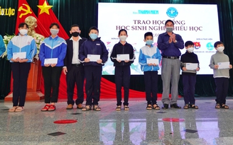 Trao học bổng cho học sinh nghèo tại Lâm Đồng
