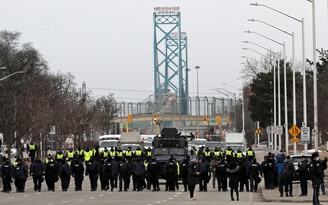 Canada giải tỏa biểu tình, mở lại biên giới với Mỹ