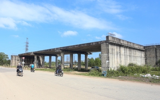 Những công trình 'làm nghèo' đất nước: Cầu trăm tỉ hoang phế