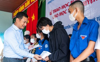 Học bổng Nguyễn Thái Bình - Báo Thanh Niên đến với học sinh nghèo ở Lý Sơn