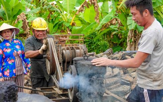 Người đàn ông khuyết tật vá đường