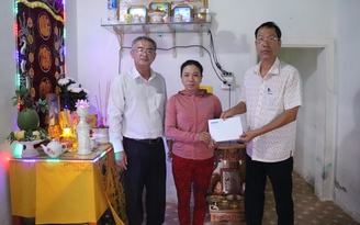 Trao 43 triệu đồng bạn đọc giúp gia đình 2 thuyền viên gặp nạn ở Bình Thuận