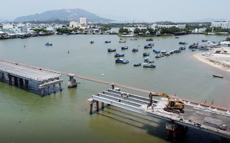 Làm rõ nghi vấn phá cầu cũ, đơn vị thi công xả thẳng bê tông xuống sông