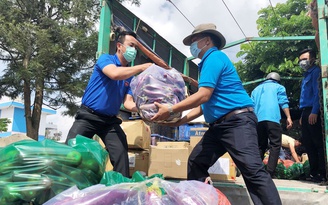 Mang tình yêu thương của Đảng đến với dân