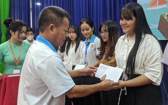 Trao học bổng Nguyễn Thái Bình - Báo Thanh Niên cho sinh viên vượt khó, học tốt