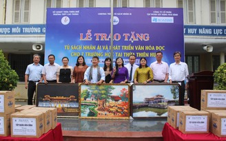 Tặng sách và truyền cảm hứng đọc cho học sinh Thừa Thiên-Huế, Quảng Trị