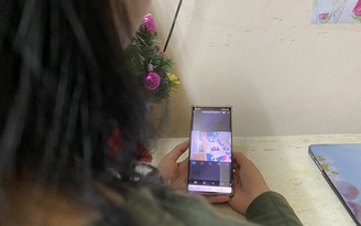 Tranh cãi chuyện phụ huynh “canh” camera trực tuyến