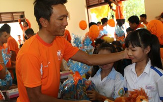 Các cua-rơ xúc động khi thăm làng SOS Thừa Thiên Huế