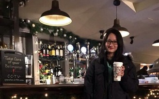 'Hot girl cờ vua' Kim Phụng thi đấu trong… quán bar