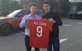 Văn Toàn khoe quà độc từ tiền đạo Luis Suarez