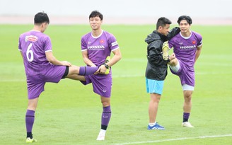 Tuyển Việt Nam ‘tắm mưa’ trước giờ sang Singapore bảo vệ ngôi vô địch AFF Cup