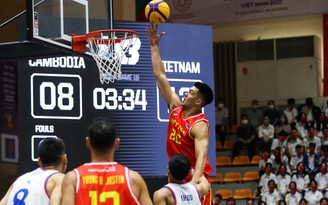 Tuyển thủ cao 2 mét, nặng 1 tạ cùng tuyển bóng rổ Việt Nam ‘thăng hoa’