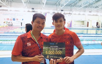 Phá kỷ lục SEA Games, chàng kình ngư xứ dừa nhận thưởng nóng từ Báo Thanh Niên